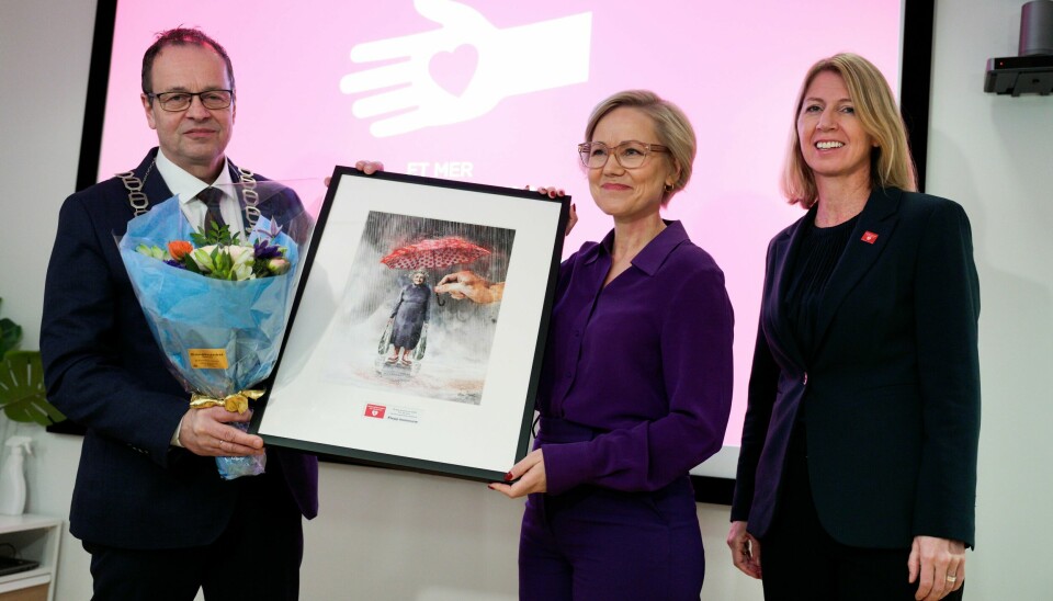 Helse- og omsorgsminister Ingvild Kjerkol (Ap) delte onsdag ut prisen Årets demensvennlige kommune 2023 som er Klepp kommune, her med Frp-ordfører Kjetil Maurdal (t.v.). Generalsekretær Mina Gerhardsen i Nasjonalforeningen for folkehelsen til høyre i bildet. Helse- og omsorgsminister Ingvild Kjerkol (Ap) delte onsdag ut prisen Årets demensvennlige kommune 2023 som er Klepp kommune, her med Frp-ordfører Kjetil Maurdal (t.v.). Generalsekretær Mina Gerhardsen i Nasjonalforeningen for folkehelsen til høyre i bildet. Foto: Javad Parsa / NTB