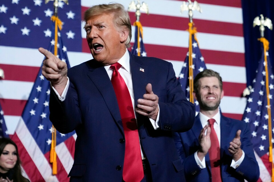 Ekspresident Donald Trump vil tilbake til maktens korridorer i Washington D.C. Donald Trump og sønnen Eric på et valgkampmøte i Des Moines i Iowa 15. januar. 51 prosent av republikanerne som deltok på nominasjonsmøtene i Iowa, ønsket seg Trump som presidentkandidat. Foto: Andrew Harnik / AP / NTB