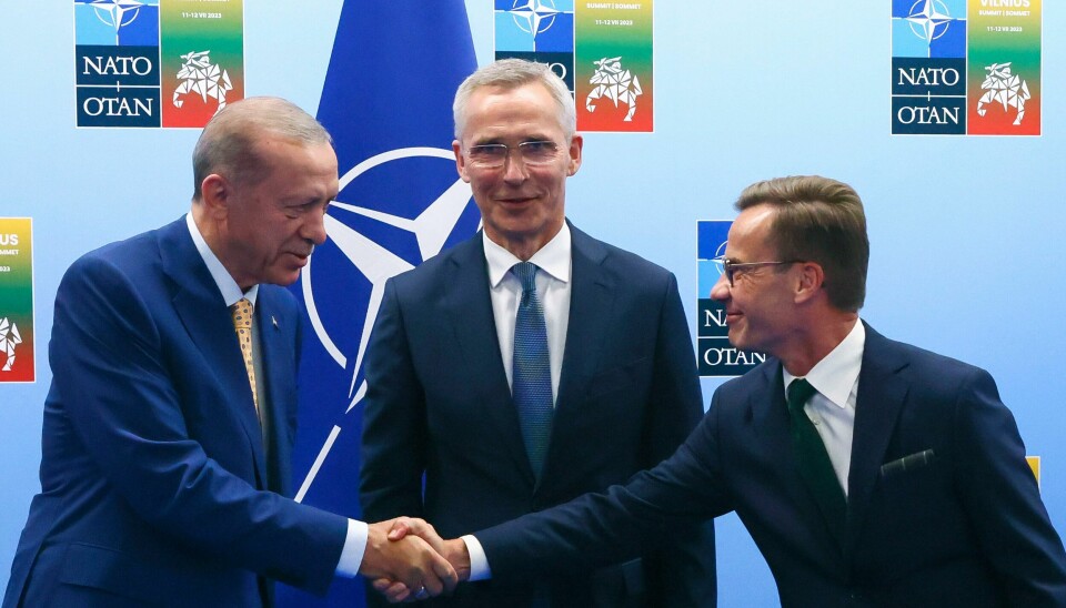 Tyrkia-president Recep T. Erdogan da han håndhilste på Sveriges statsminister Ulf Kristersson under Nato-toppmøtet i Vilnius i fjor sommer. I midten Nato-generalsekretær Jens Stoltenberg. Under Nato-møtet i den litauiske hovedstaden Vilnius i juli ga Tyrkia grønt lys til svensk Nato-medlemskap, men det er den tyrkiske nasjonalforsamlingen som har siste ord i saken. Foto: Yves Herman / AP / NTB