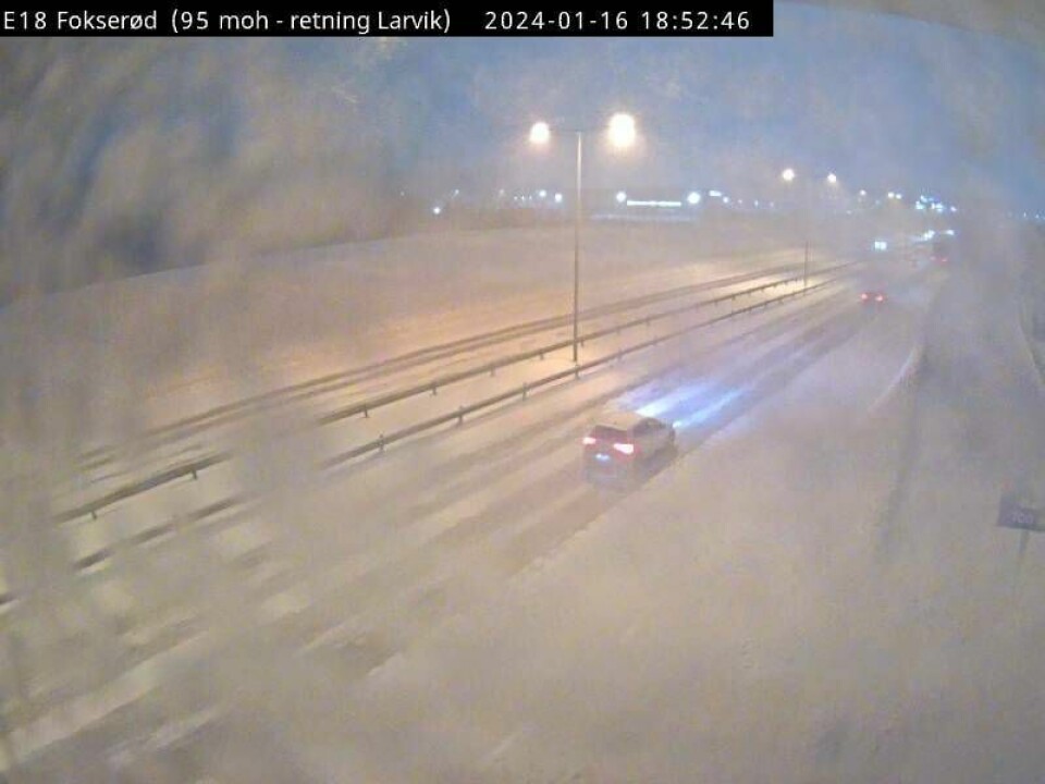 Snøvær og snødekt E18 ved Fokserød mellom Sandefjord og Tønsberg Snøvær og snødekt E18 ved Fokserød mellom Sandefjord og Tønsberg. Foto: Statens vegvesen webkamera / NTB