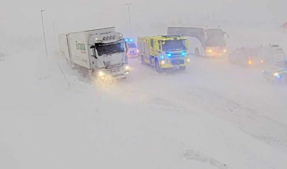 Nødetater på vei til stedet der bussen veltet. Det var kraftig vind og snøfokk da ulykken skjedde. Nødetatene på vei etter at en buss veltet på riksvei 52 i Mørkedalen i Lærdal. Foto: Statens vegvesen / NTB