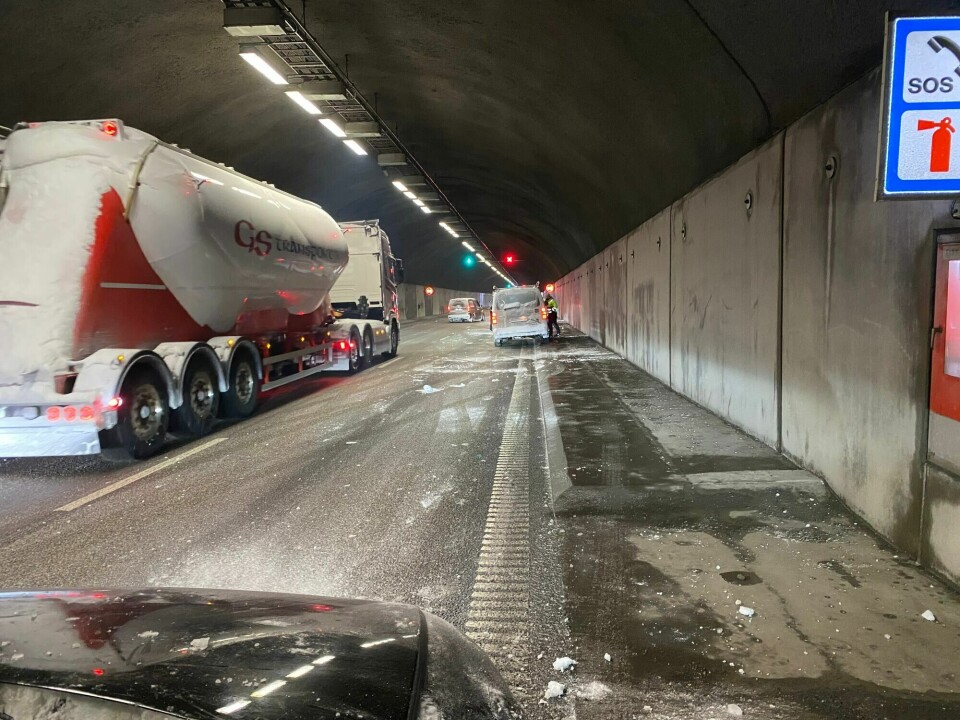 E18 Liertunnelen mot Drammen er stengt og blir brukt av mange bilister for å rense ruter og vindusviskere for snø som har pakket seg og frosset. E18 Liertunnelen mot Drammen er stengt og blir brukt av mange bilister for å rense ruter og vindusviskere for snø som har pakket seg og frosset.
