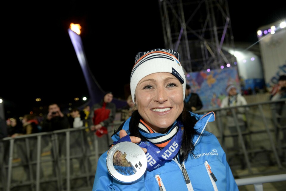 Aino-Kaisa Saarinen poserer med sølvmedaljen under OL i Sotsji i 2014. Aino-Kaisa Saarinen poserer med sølvmedaljen under OL i Sochi i 2014. Foto: Antti Aimo-Koivisto / LEHTIKUVA / NTB