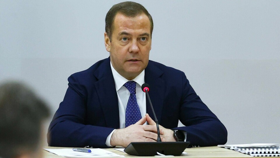 Dmitrij Medvedev er nå nestleder for Russlands sikkerhetsråd. Ekspresidenten fyrer stadig løs mot Vesten i forbindelse med russernes krig i Ukraina. Russian Security Council Deputy Chairman and the head of the United Russia party Dmitry Medvedev speaks to employees while visiting PJSC Krasnogorsky Zavod named after Sergei Zverev in Krasnogorsk outside Moscow, Russia, Friday, Jan. 19, 2024. PJSC Krasnogorsky Zavod is one of the leading enterprises in Russia in the field of optical engineering and optoelectronics, for more than a century providing for development, testing and serial production of systems and devices for a wide range of applications. (Ekaterina Shtukina, Sputnik, Pool Photo via AP)
