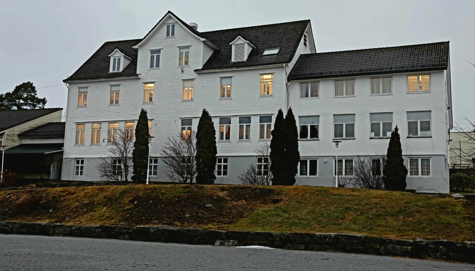 Når vinden treffer veggen på bygget i midten, finner den raskt vei gjennom kledningen. Meland ungdomsskole