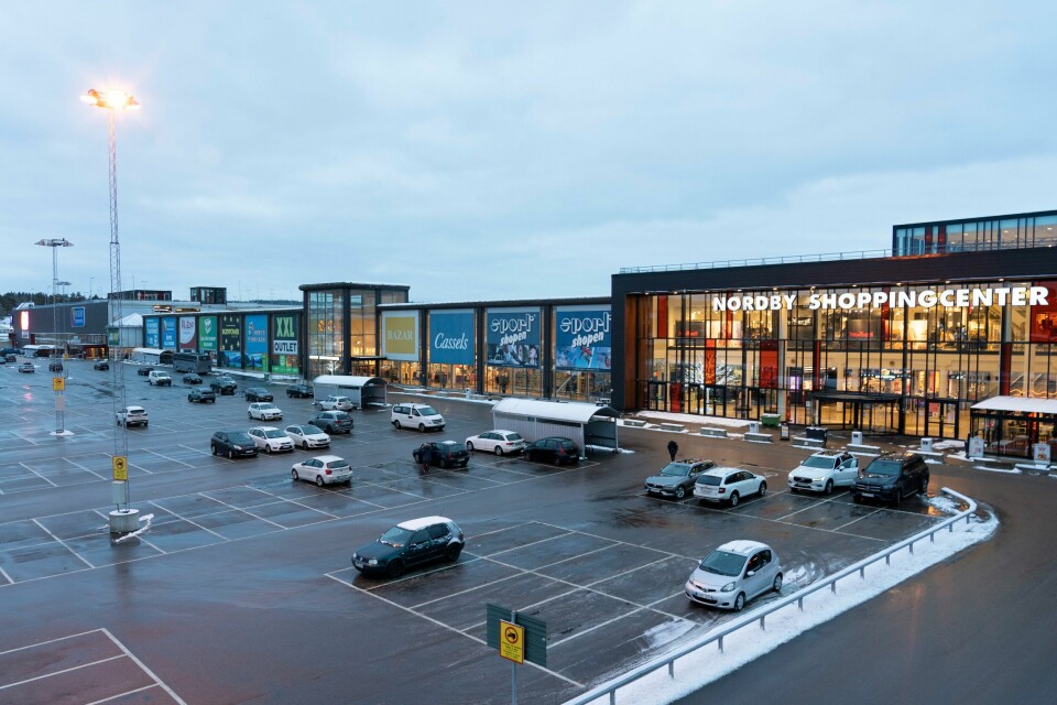 Shoppingsenteret på Nordby sør for grensen til Svinesund. Langt færre valgte å legge julehandelen til Sverige i år sammenlignet med før pandemien, ifølge tall fra DNB. Her fra det populære shoppingsenteret i Norby i Svinesund. Foto: Erik Johansen / NTB