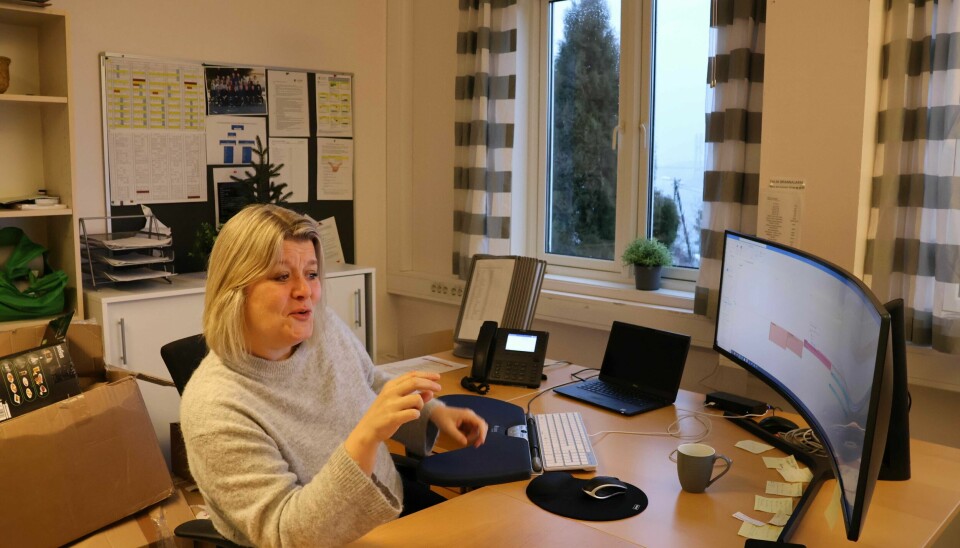 Rektor Bøe er også blant dem som fryser. Lærerne på Meland Ungdomsskule fryser på jobb. Rektor Sara Osen Bøe har det kaldeste kontoret, sier hun.