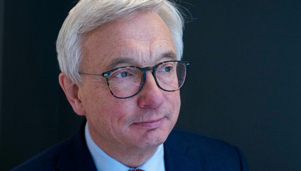 Riksrevisor Karl Eirik Schjøtt-Pedersen. – Ti år etter at Stortinget ba om det, har ikke Samferdselsdepartementet og Jernbanedirektoratet klart å gi oss sømløse kollektivreiser. Det er ikke tilfredsstillende, sier riksrevisor Karl Eirik Schjøtt-Pedersen. Foto: Javad Parsa / NTB