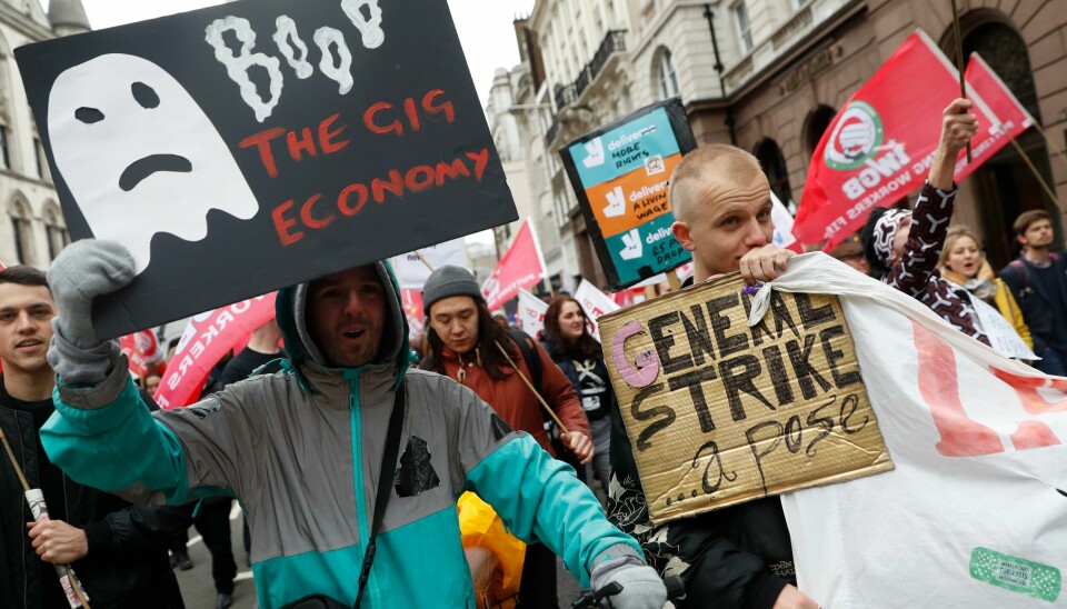 Gig-arbeidere protesterte utenfor Royal Courts of Justice i forkant av en juridisk høring om ansettelsesrettigheter i London i 2018. Nå har EU utarbeidet Plattformdirektivet. .