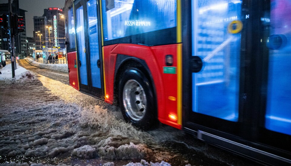 Slaps og snø i Oslo. Væromslaget skaper generelt glatte og våte veier lokalt på Østlandet, men tirsdag håper Ruter å være tilbake i normal drift i Oslo og Akershus. Slaps og snø i Oslo. Væromslaget skaper generelt glatte og våte veier lokalt på Østlandet, men tirsdag håper Ruter å være tilbake i normal drift i Oslo og Akershus. Foto: Rodrigo Freitas / NTB