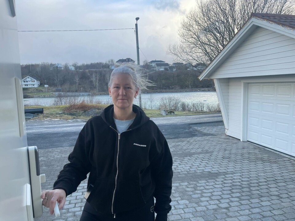 Anne Kristi Vikedal Aas Nilsen i døra hjemme. Mandag strandett en hval rett utenfor boligfeltet. Anne Kristi Vikedal Aas Nilsen i døra hjemme. Mandag strandett en hval rett utenfor boligfeltet.