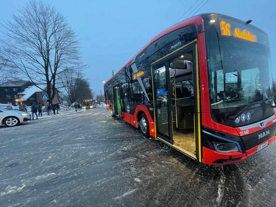 56-bussen retning Nydalen har tatt en piruett og står i feil kjøreretning i krysset Grefsenkollveien/Nandrups vei. Nede i bakken har motgående buss kommet seg opp på fortauet. 56-bussen retning Nydalen har tatt en piruett og står i feil kjøreretning i krysset Grefsenkollveien/Nandrups vei. Nede i bakken har motgående buss kommet seg opp på fortauet.