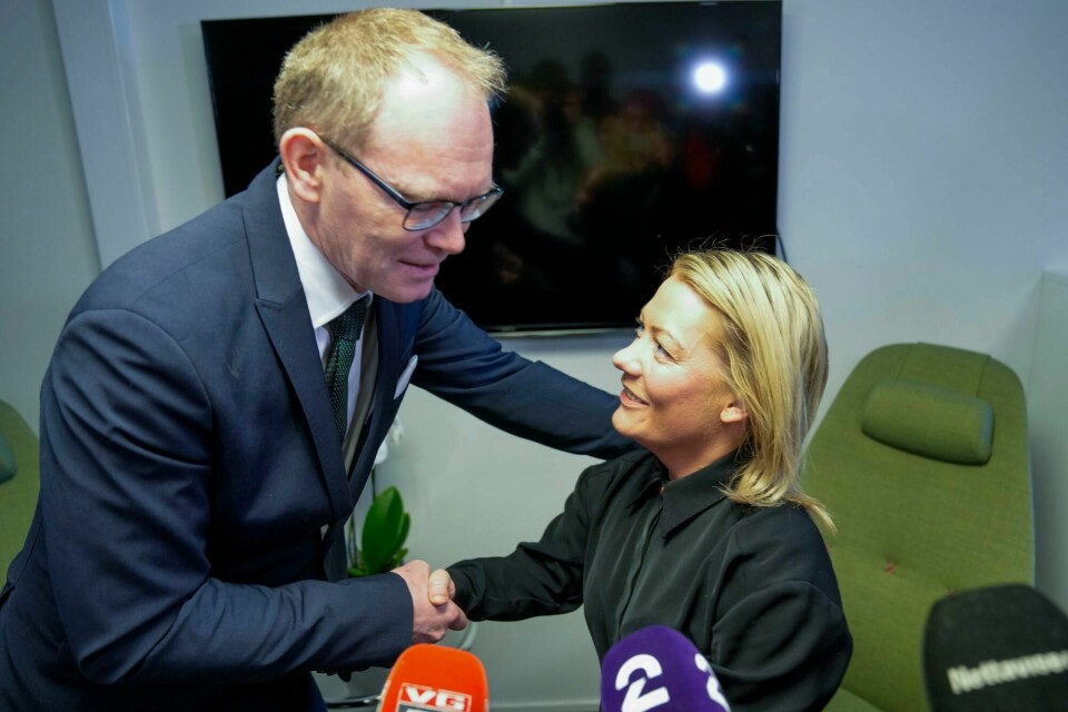 Oddmund Løkensgard Hoel (Sp) takker Sandra Borch for samarbeidet når han nå tar over som forsknings- og høyere utdanningsminister. Sandra Borch