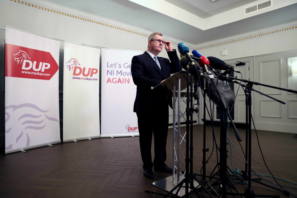 DUP-leder Jeffrey Donaldson snakker med pressen i forbindelse med en ny avtale med den britiske regjeringen. DUP-leder Jeffrey Donaldson snakker med pressen i forbindelse med en ny avtale med den britiske regjeringen. Foto: Peter Morrison / AP / NTB