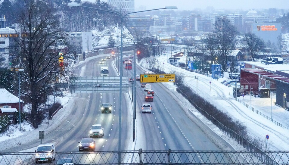 Det ventes 5 til 15 centimeter snø på deler av Østlandet og Agder på tirsdag. Snøværet har skapt utfordringer i trafikken på Sør- og Østlandet de siste dagene. Nå ser imidlertid været ut til å lette i hovedstaden. Trafikken på E18 inn og ut av Oslo flyter fint til tross for utfordrende værforhold. Foto: Lise Åserud / NTB