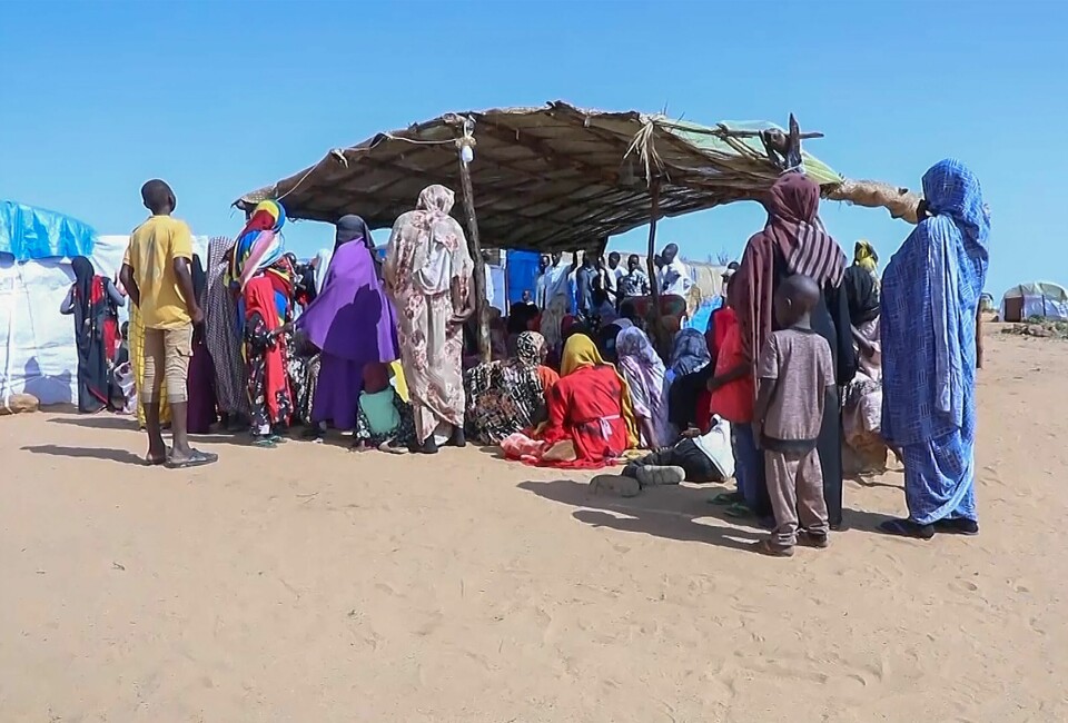 Sudanske flyktninger utenfor et feltsykehus i Acre i Tsjad. I byen El Geneina vest i Sudan ble mellom 10.000 og 15.000 drept i etnisk vold i fjor, ifølge FN-observatører. Foto: AP / NTB Sudanske flyktninger utenfor et feltsykehus i Acre i Tsjad. I byen El Geneina vest i Sudan ble mellom 10.000 og 15.000 drept i etnisk vold i fjor, ifølge FN-observatører. Foto: AP / NTB