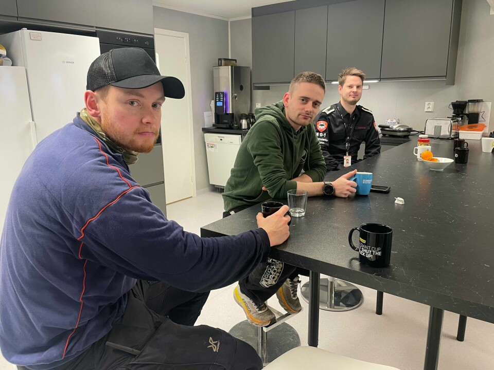 Brannkonstablene i vannet, Fabian Vikestad (t.v), Håkon Hansen - og til høyre innsatsleder Odin Dybos. Brannkonstablene i vannet, Fabian Vikestad (t.v), Håkon Hansen - og til høyre innsatsleder Odin Dybos