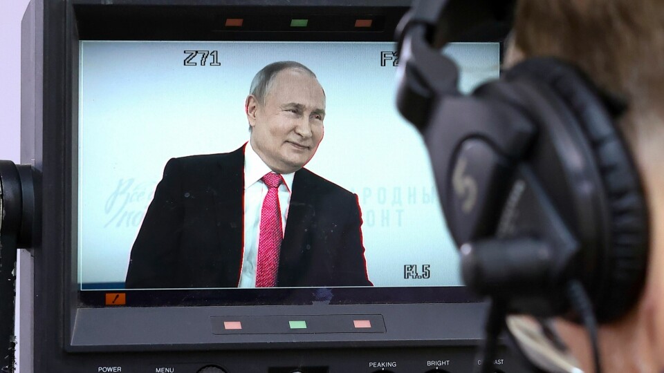 Russland og president Vladimir Putin er på offensiven i Ukraina. Det er nå over 700 dager siden russerne gikk til fullskala invasjon av nabolandet i februar 2022. Russian President Vladimir Putin is seen on the a TV camera screen as he speaks at a forum titled 'All for a Victory!' held by the All-Russia People's Front in Tula, Russia, Friday, Feb. 2, 2024. (Artyom Geodakyan, Sputnik, Kremlin Pool Photo via AP)