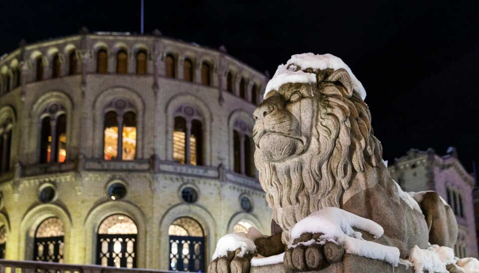 Mer enn sju av ti nordmenn tror at flere statsråder må gå av fremover på grunn av plagiering i universitetsoppgavene sine. Det viser en ny måling fra Opinion. Stortingets publikumsgalleri stenges for besøkende fram til 12. januar 2022 på grunn av koronasituasjonen.Illustrasjonsfoto: Gorm Kallestad / NTB