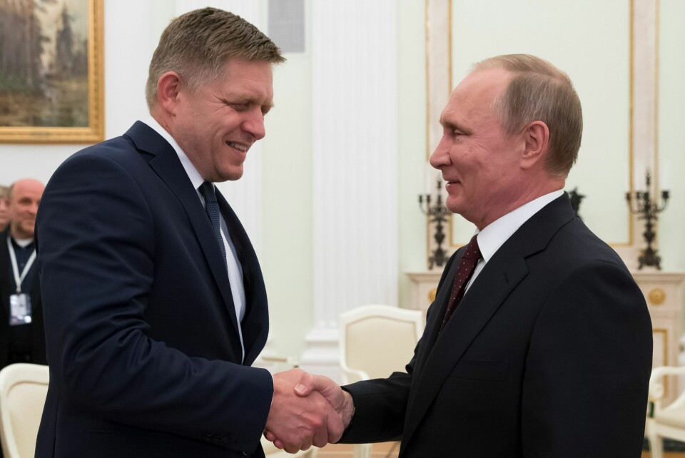 Robert Fico og Russlands president Vladimir Putin avbildet i 2016. CORRECTING ID TO SLOVAK PRIME MINISTER ROBERT FICO - Russian President Vladimir Putin, right, shakes hands with Slovak Prime Minister Robert Fico during their meeting in the Kremlin in Moscow, Russia, Thursday, Aug. 25, 2016. (AP Photo/Alexander Zemlianichenko, pool)