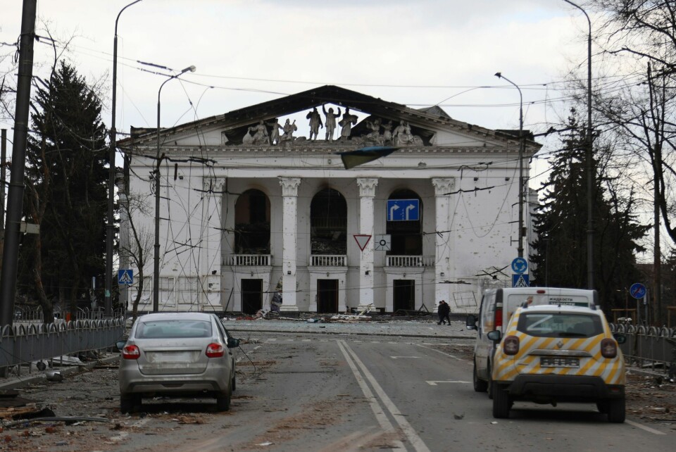 Ruinene av teatret i Mariupol i Ukraina har blitt ett av flere symboler på det noen kaller russisk kulturkrig mot Ukraina. 300 mennesker mistet livet, anslår ukrainske myndigheter, i det Amnesty International kaller en krigsforbrytelse. Ruinene av et teater i Mariupol, Ukraina.
