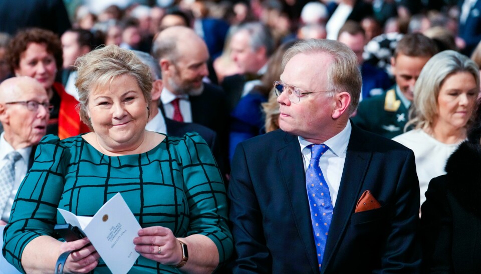 Erna Solberg og ektemannen Sindre Finnes under fredsprisutdelingen i fjor. Høyre-leder Erna Solberg og ektemannen Sindre Finnes var også på plass. Foto: Javad Parsa / POOL / NTB