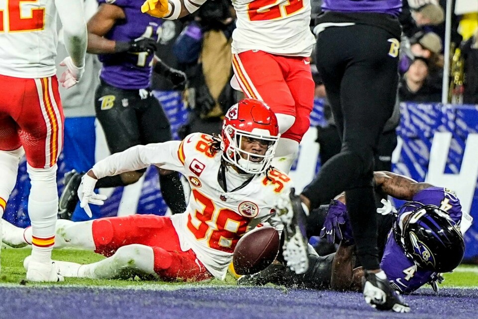Hovmod sto for fall da Zay Flowers glapp ballen rett før mållinjen. Det gjorde utslaget da Kansas City Chiefs slo Baltimore Ravens 17-10 i NFL-semifinalen. Baltimore Ravens-spiller Zay Flowers mistet ballen centimeter før han ville scoret touchdown. Det ble et vendepunkt i NFL-semifinalen mot Kansas City Chiefs. L'Jarius Sneed (38), som Flowers nettopp hadde hånet, sto for taklingen. Foto: Julio Cortez, AP / NTB