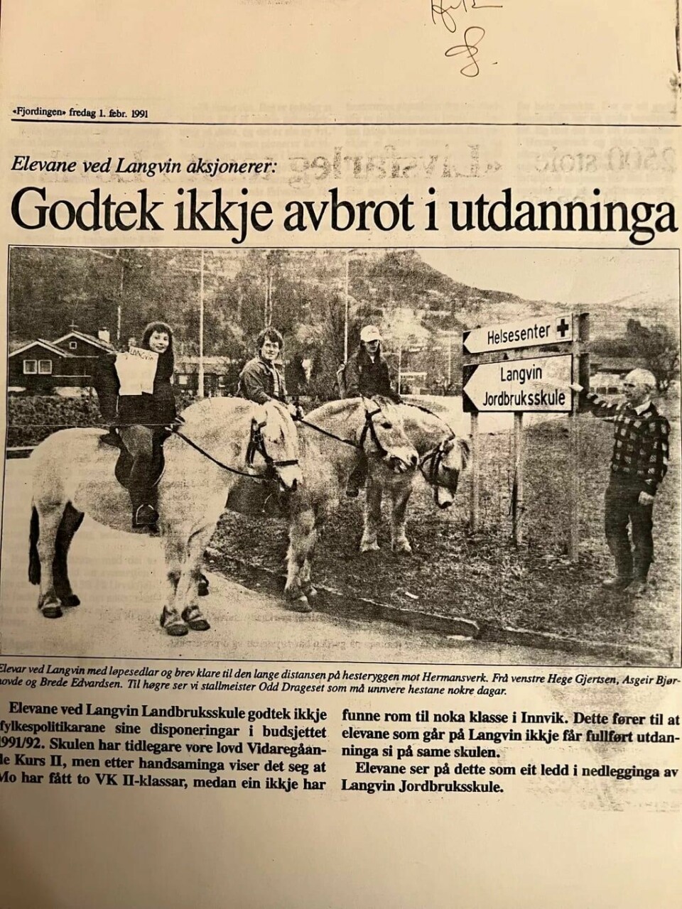Protest til hest i 1991. Moren til Brede har tatt vare på mye fra fortida, blant annet dette klippet fra avisa Fjordingen. Protest til hest i 1991. Moren til Brede har tatt vare på mye fra fortida, blant annet dette klippet fra avisa Fjordingen.Foto: Privat