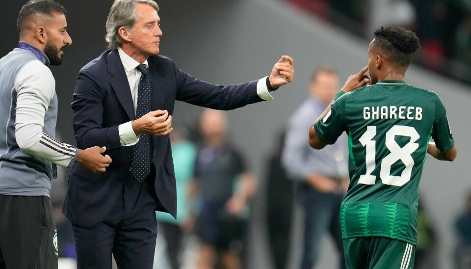 Roberto Mancini forlot sidelinjen. Roberto Mancini forlot sidelinjen. Foto: Aijaz Rahi / AP / NTB