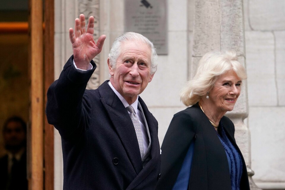 Kong Charles og dronning Camilla på vei ut av sykehuset etter en helsesjekk. Kong Charles og dronning Camilla på vei ut av sykehuset etter en helsesjekk.