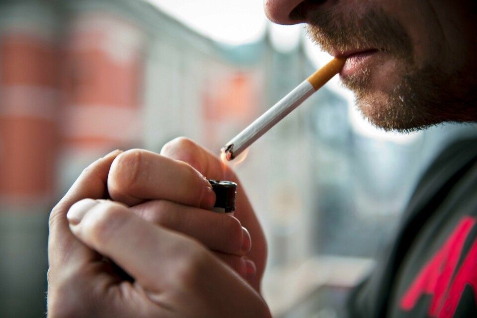 Å stumpe røyken, trene mer og spise sunnere viser seg å ha en positiv innvirkning på kreftrisikoen, viser en ny studie. Selv begrensede forbedringer ga resultater. Tallene tyder videre på at pandemien påvirker folk både til å røyke mer og mindre, og til å bli mer og mindre motivert til å slutte. Illustrasjonsfoto: Fredrik Varfjell / NTB