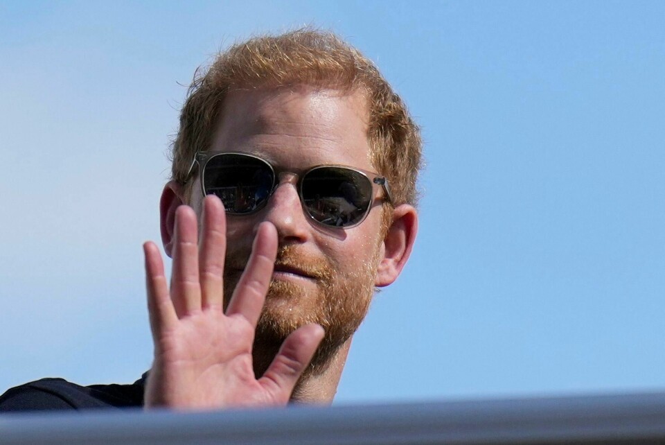 Prins Harry, eller hertugen av Sussex, vinker under et billøp i Austin i Texas i oktober i år. Arkivfoto: Nick Didlick / AP / NTB Harry skal reise til Storbritannia de nærmeste dagene for å være sammen med faren sin, skriver det britiske nyhetsbyrået PA. De siterer en kilde «nær Harry». Foto: Nick Didlick / AP / NTB