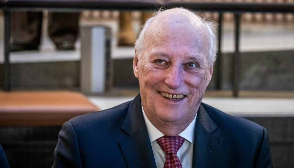 Mandag er kong Harald friskmeldt etter en liten ukes sykemelding. Kong Harald etter besøket på Faktisk.no i Pressens hus i Oslo sist uke. Foto: Ole Berg-Rusten / NTB.