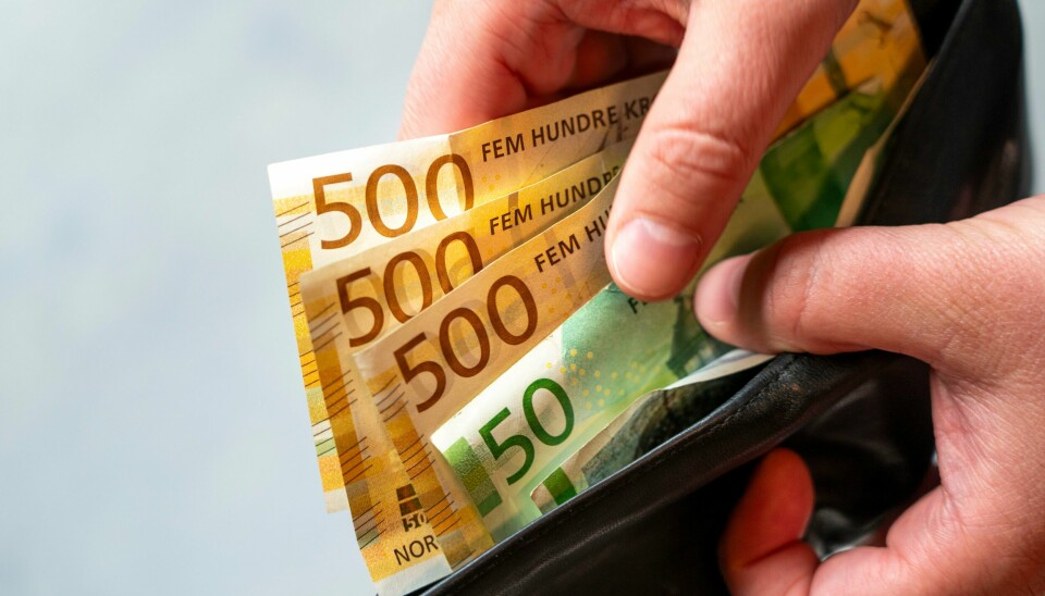 31 prosent av de spurte i den nyeste Forbrukertillitsindeksen tviler på at deres økonomi vil være bedre om ett år. Bare 23 prosent er positive. Tall fra Statistisk sentralbyrå (SSB) viser at lønnsulikhetene minket fra november 2022 til samme måned i 2023. De høyest lønte hadde den svakeste veksten i månedslønn i løpet av perioden. Illustrasjonsfoto: Gorm Kallestad / NTB