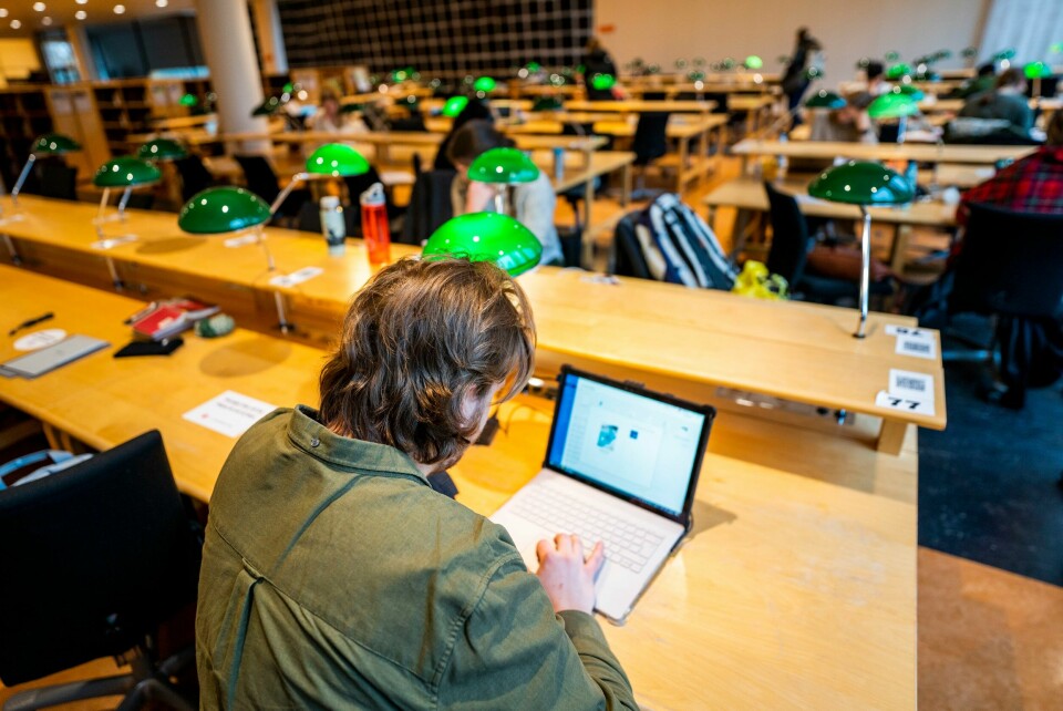 Studenter tror på bedre økonomiske tider i 2024. Mannlige studenter er litt mer optimistiske enn kvinnelige. Illustrasjonsfoto. Det skal bli lettere å studere mens man får dagpenger. Illustrasjonsfoto: Håkon Mosvold Larsen / NTB
