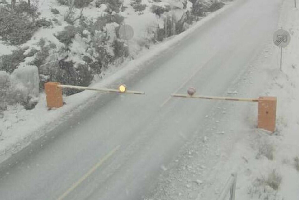 Illustrasjonsfoto. Leiro 20231122. Utfordrende værforhold gjør at flere fjelloverganger i hele landet er stengt eller har kolonnekjøring. Rv 7 over Hardangervidda er stengt og bommen med Leiro er nede.Foto: Statens vegvesen / NTB