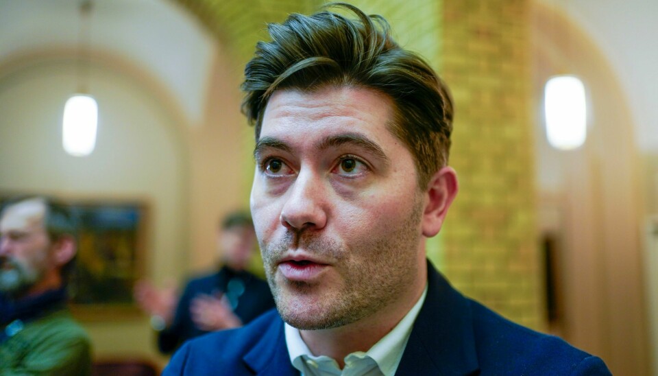 Venstres Grunde Almeland (V) mener å ha fått et nytt argument for lobbyregister. Grunde Almeland (V) i vandrehallen på Stortinget etter at EOS-utvalget tirsdag leverte meldingen om undersøkelsen av E-tjenestens rolle i 25. juni-skytingen i Oslo. Foto: Terje Pedersen / NTB