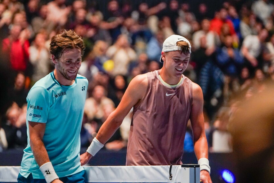 Casper Ruud og Holger Rune fra Danmark etter oppvisningskampen i UTC-tennisturnering i Telenor Arena i februar. Casper Ruud og Holger Rune leverte et forrykende show fredag kveld. Ruud tok hjem seieren til slutt.Foto: Terje Pedersen / NTB