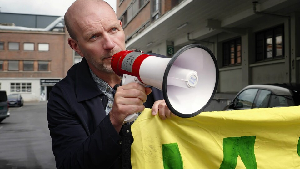 Etter å ha sett inngrepene i norsk natur rundt om i landet får Bård Tufte Johansen innføring i det å være demonstrant og aktivist av Extinction Rebellion. Etter å ha sett inngrepene i norsk natur rundt om i landet får Bård Tufte Johansen innføring i det å være demonstrant og aktivist av Extinction Rebellion.