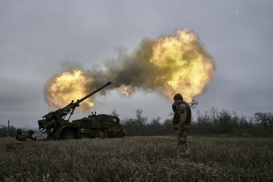 Ukrainske soldater fyrer av franskprodusert artilleri i nærheten av Avdijivka i Donetsk i Øst-Ukraina. Ukrainske soldater skyter med haubits mot russiske stillinger ved Avdijivka i Donetsk-regionen. EU vil øke produksjonen av artillerigranater til minst 1,3 millioner årlig for å møte det ukrainske behovet. Foto: Libkos / AP / NTB