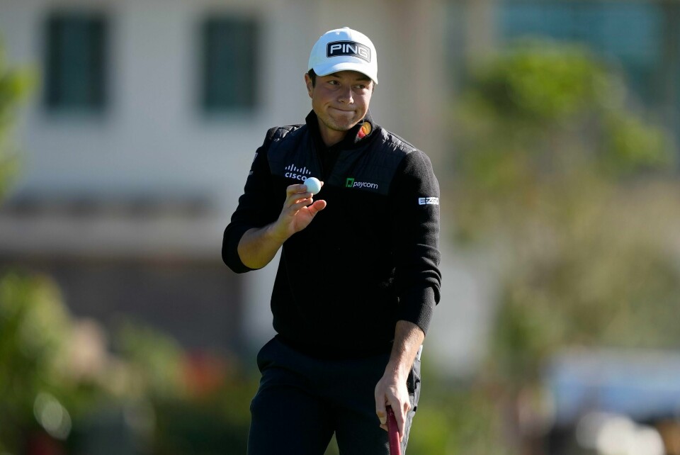 Viktor Hovland spiller ikke på PGA-touren denne uken. Viktor Hovland med et forsiktig smil på en vanskelig dag på golfbanen. Foto: Ryan Sun / AP / NTB