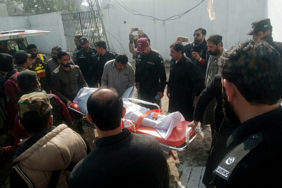 Politifolk ankommer med en drept kollega til et sykehus i Dera Ismail Khan. Politifolk ankommer med en drept kollega til et sykehus i Dera Ismail Khan. Foto: Kashif Naveed / AP / NTB