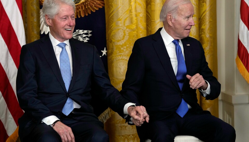 – Joe Biden har lenge vært en god venn av meg og Hillary, har tidligere president Bill Clinton sagt. Bill Clinton og Joe Biden holder hender.