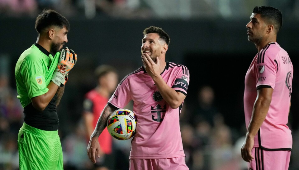Lionel Messi i samtale med Newell's Old Boys-keeper Lucas Hoyos under torsdagens treningskamp i Fort Lauderdale nord for Miami. Foto: Rebecca Blackwell / AP / NTB Lionel Messi i samtale med Newell's Old Boys-keeper Lucas Hoyos under torsdagens treningskamp i Fort Lauderdale nord for Miami. Foto: Rebecca Blackwell / AP / NTB