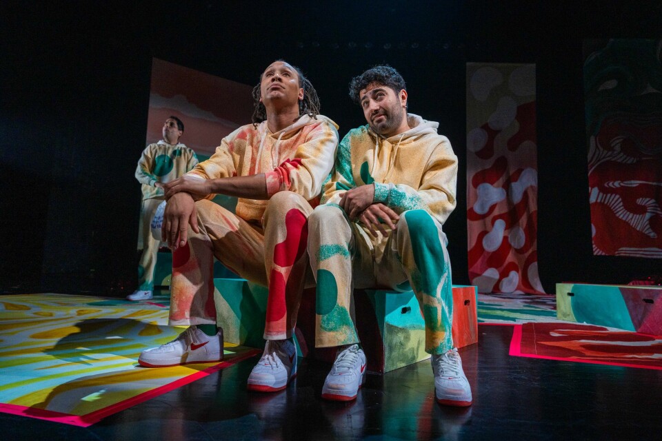 Gaute Adela Aastorp Cudjoe (til venstre) og Peiman Azizpour i en scene fra «Hør her’a!» på Det Norske Teatret. «Hør her’a!» på Det Norske Teatret.