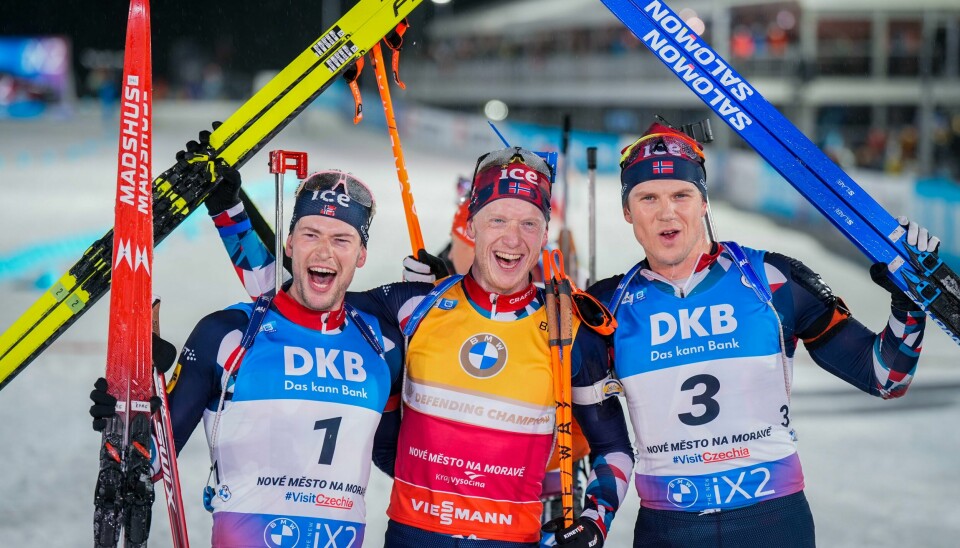 Som på sprinten tok Norge alle tre medaljene på jaktstarten søndag. Johannes Thingnes Bø (i midten) tok gull foran Sturla Holm Lægreid (t.v.) og Vetle Sjåstad Christiansen Johannes Thingnes Bø (i midten) tok gull foran Sturla Holm Lægreid (t.v.) og Vetle Sjaastad Christiansen på 12,5 km jaktstart for menn under VM i skiskyting i Nove Mesto søndag.Foto: Heiko Junge / NTB