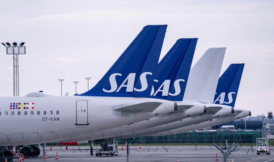 Illustrasjonsfoto. FILE PHOTO: Scandinavian Airlines (SAS) Airbus A320 planes are parked at Copenhagen airport in Kastrup, Denmark, March 15, 2020. TT News Agency/Johan Nilsson via REUTERS ATTENTION EDITORS - THIS IMAGE WAS PROVIDED BY A THIRD PARTY. SWEDEN OUT. NO COMMERCIAL OR EDITORIAL SALES IN SWEDEN./File Photo
