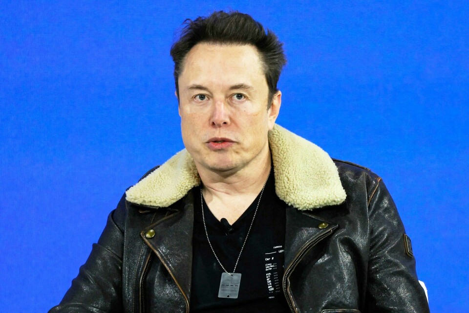 Då Elon Musk tok over, og Twitter blei X, hoppa mange av dei fine folka av og fann seg nye plattformer. Dermed blei det plutseleg mykje større rom for høgreradikale og konspirasjonsteoretikarar, skriv Jarl Wåge. Elon Musk