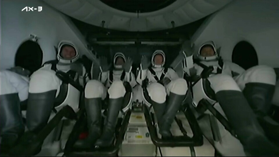 De fire astronautene var på ISS på oppdrag fra Axiom Space, som fredag leverte dette bildet der de gir tommel opp etter at kapselen med fallskjerm landet i Atlanterhavet. De fire astronautene var på ISS på oppdrag fra Axiom Space, som fredag leverte dette bildet der de gir tommel opp etter at kapselen med fallskjerm landet i Atlanterhavet. Foto: Axiom Space via AP / NTB