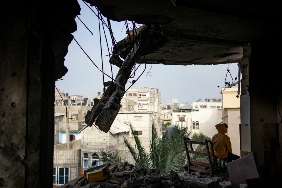 Et ødelagt hus i Gaza. Illustrasjonsfoto. En palestiner sitter i restene av et av husene som er ødelagt av israelske luftangrep i Rafah på grensa til Egypt. Foto: Fatima Shbair / AP / NTB